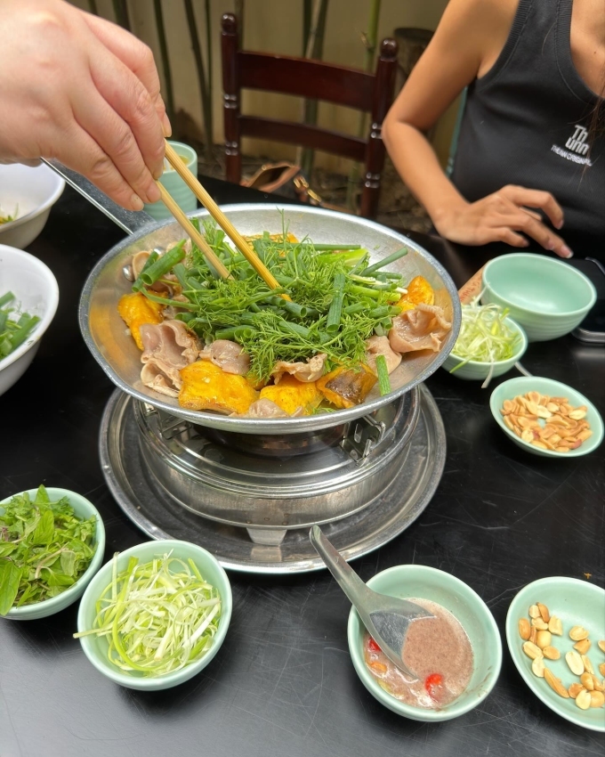 Kỳ Duyên - Minh Triệu ăn trọn combo ẩm thực mùa thu Hà Nội