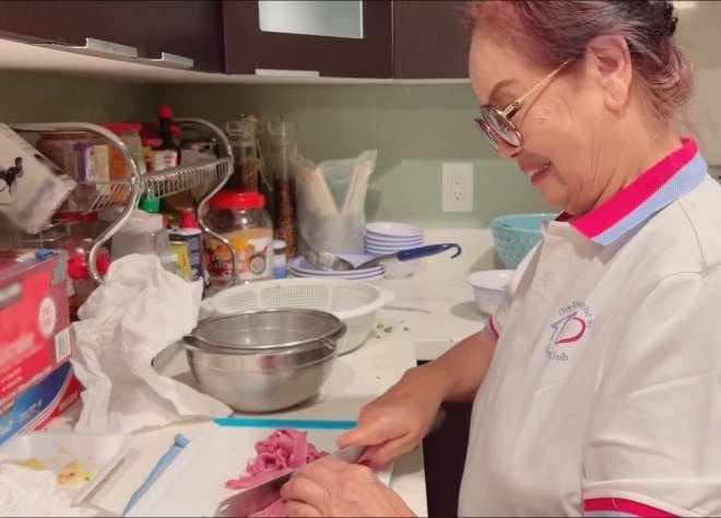 Mẹ ruột Bằng Kiều nấu phở cho sơ sơ hơn chục người, nghệ sĩ Hồng Đào cũng xuất hiện trong bếp