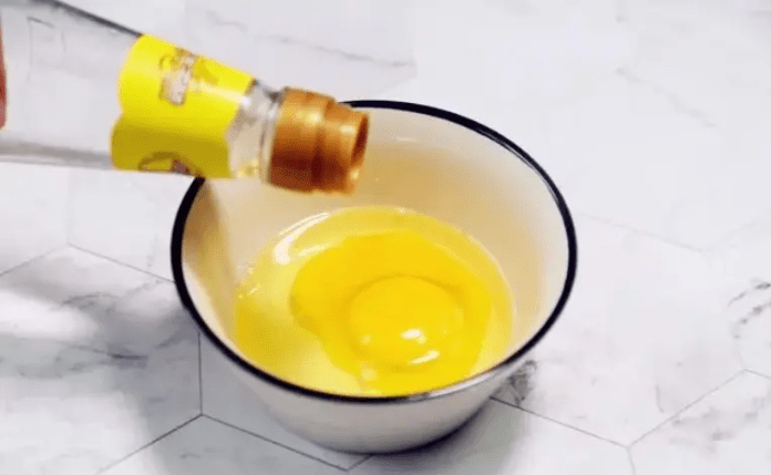 Khi làm trứng hấp đừng chỉ cho nước mà hãy thêm “muỗng này” vào sẽ mịn, mềm và không tanh