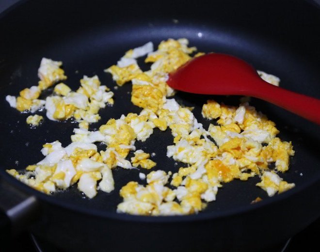 Làm miến xào trứng ăn sáng, nhớ làm điều này trước khi cho vào chảo, miến tơi không dính bết