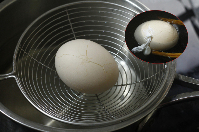 Mẹo luộc trứng nứt vỡ không bị lòi ra ngoài