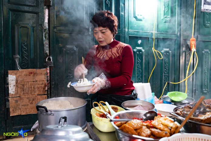 Quán xôi pate rán vỉa hè 21 năm hút khách ở phố cổ Hà Nội