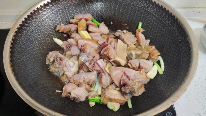 Thịt gà đem nấu cùng loại rau này ăn vừa mềm ngọt, thơm ngon mà lại giúp tăng cường hệ miễn dịch, chống lão hóa...
