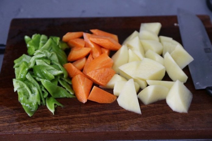 Gà kho cà rốt và khoai tây ngon, mềm, hấp dẫn