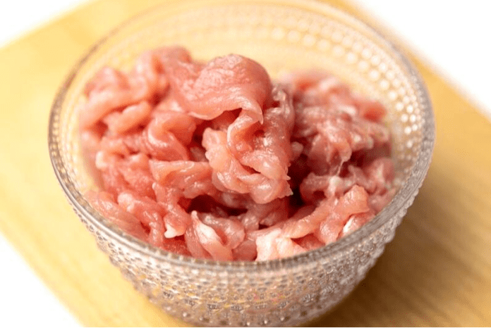 Dù ướp loại thịt nào cũng không nên dùng muối hay rượu nấu ăn, đầu bếp mách mẹo nhỏ giúp thịt mềm thơm mà không bị cháy