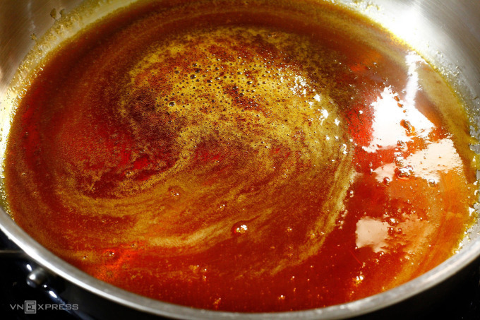 Nấu đường thành nước màu kho thịt cá có sao không?