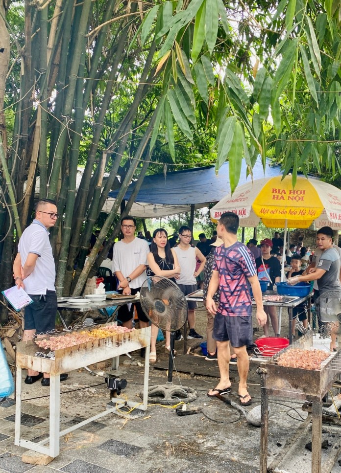 Quán nướng cạnh rặng tre hút khách ở ngoại ô Hà Nội