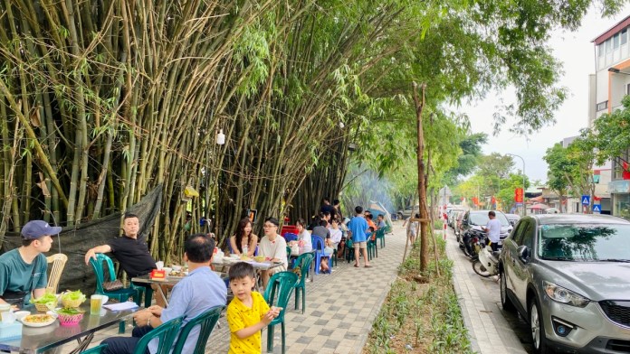 Quán nướng cạnh rặng tre hút khách ở ngoại ô Hà Nội